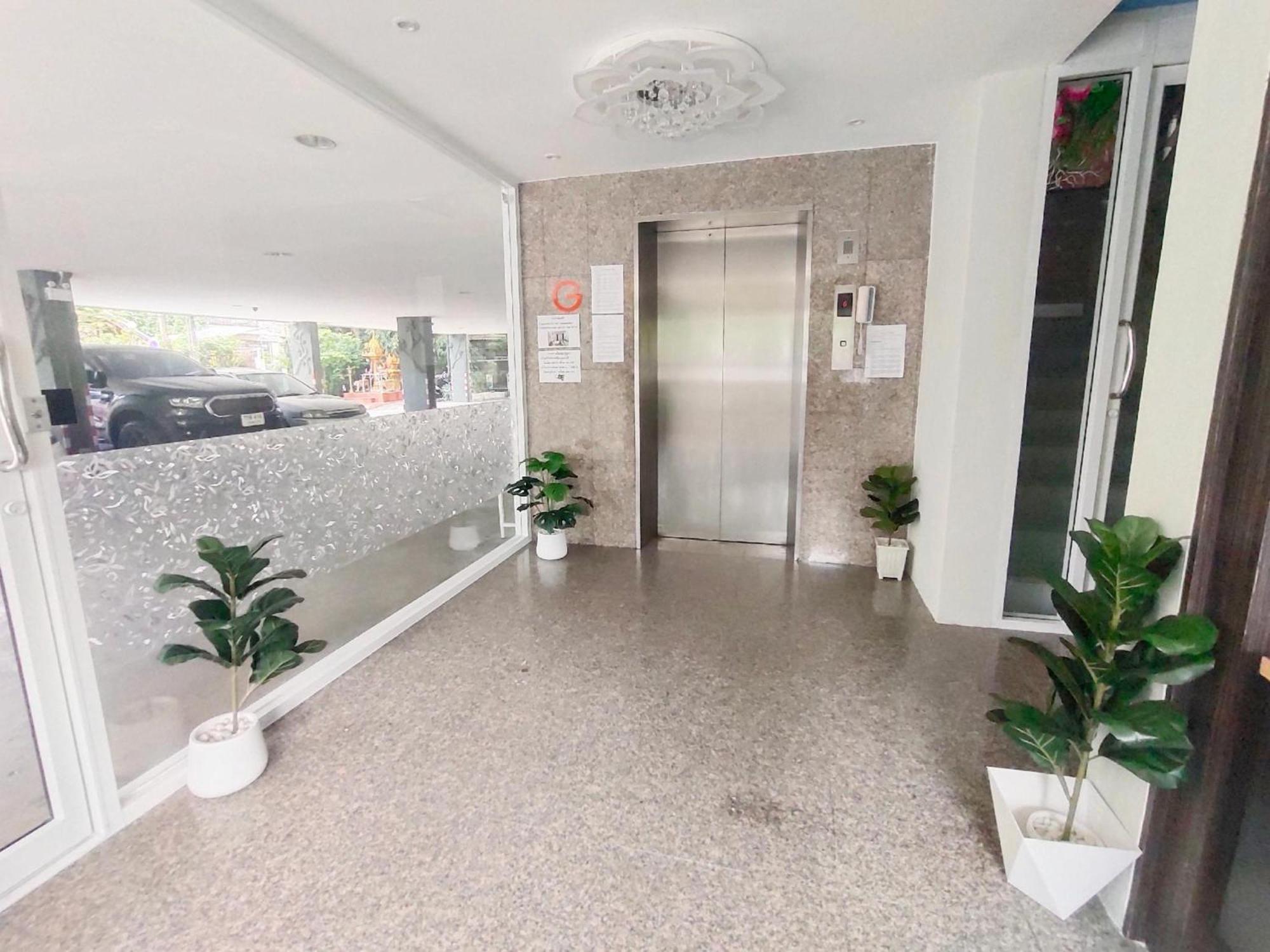 Oyo 75446 Travis Inthamara 49 Hotell Bangkok Eksteriør bilde